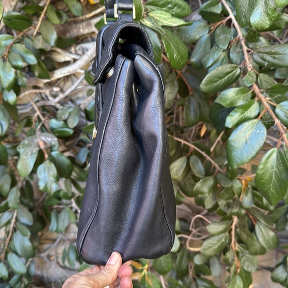 ISAAC MIZRAHI OLIVIA SATCHEL IN SOLID BLACK PEBBLED LEATHER. - Picture 7 of 16